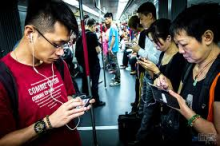 smartphone-subway-hongkong-png