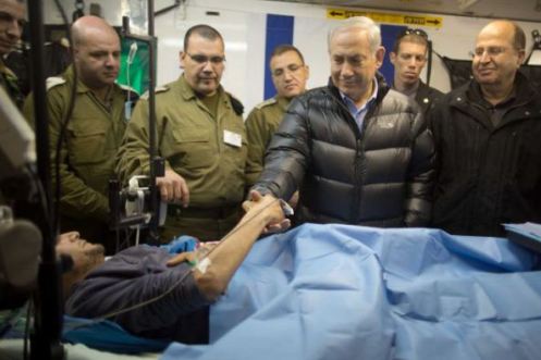Netanyahu con un mercenario de la guerra de Siria, siendo curado en un hospital de Israel
